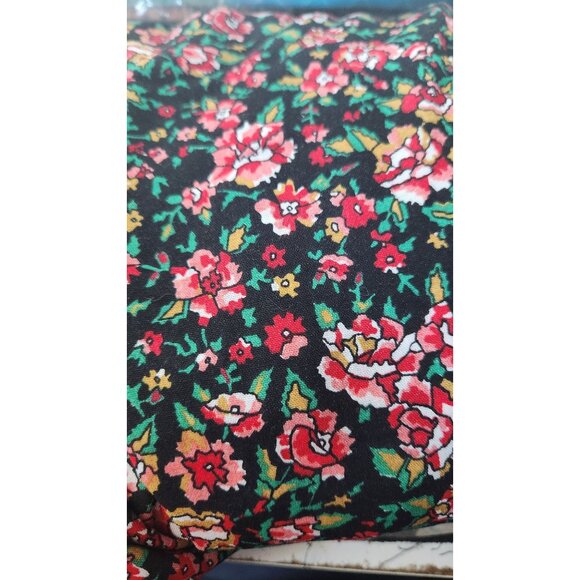Material Red Pink and White Flowers Greenery  48 x 36 Cotton Craft Quilting Dres - Picture 4 of 5